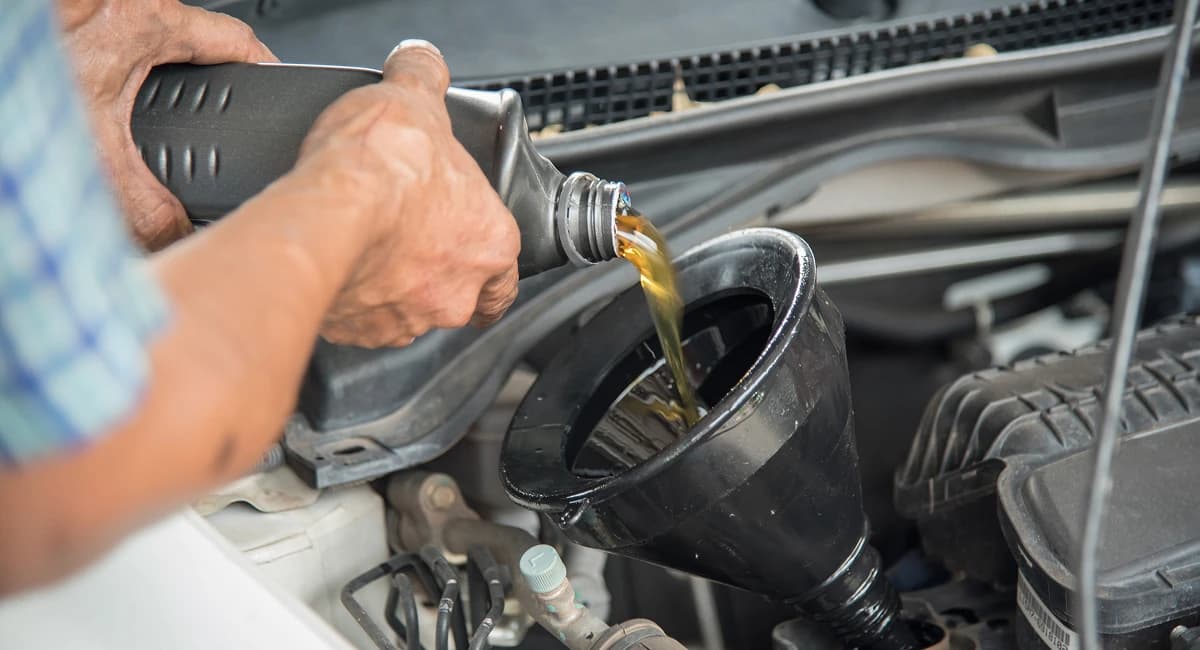 Best Engine Oils for Pakistani Cars – User Reviews & Mechanic Picks